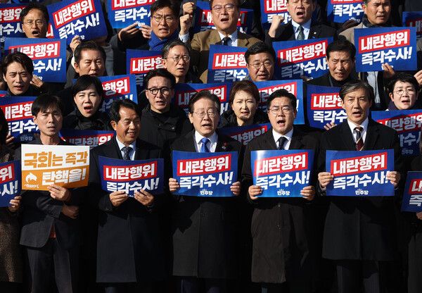 4일 서울 여의도 국회 본청 앞 계단에서 열린 '윤석열 대통령 사퇴촉구 탄핵추진 비상시국대회'에서 더불어민주당 이재명 대표, 조국혁신당 조국 대표를 비롯한 야당 의원들이 구호를 외치고 있다. [연합뉴스]