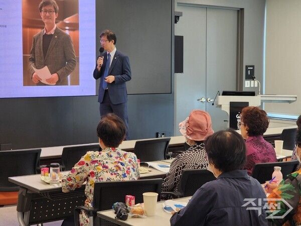 웰컴금융그룹의 ‘어르신을 위한 세무교육’ 진행 모습 [웰컴저축은행]