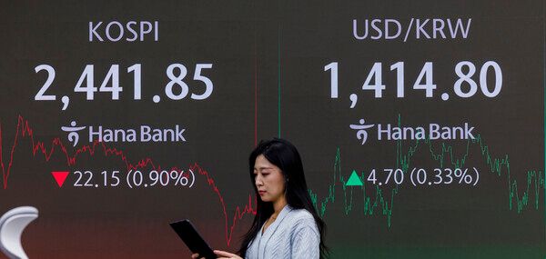 5일 오후 서울 중구 하나은행 본점 딜링룸 모습 [연합뉴스]