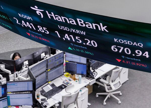 5일 오후 서울 중구 하나은행 본점 딜링룸 모습 [연합뉴스]