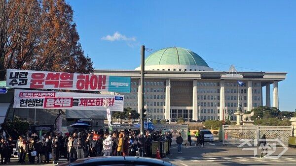 6일 서울 여의도 일대에서 윤석열 대통령의 퇴진을 촉구하는 집회가 열린다. [직썰]
