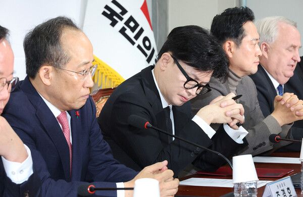민의힘 한동훈 대표(가운데)와 추경호 원내대표가 지난 5일 오전 국회에서 열린 최고위원회의에서 위원들의 발언을 경청하고 있다. [연합뉴스]