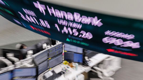 &nbsp;지난 5일 오후 서울 중구 하나은행 본점 딜링룸 모습 [연합뉴스]&nbsp;