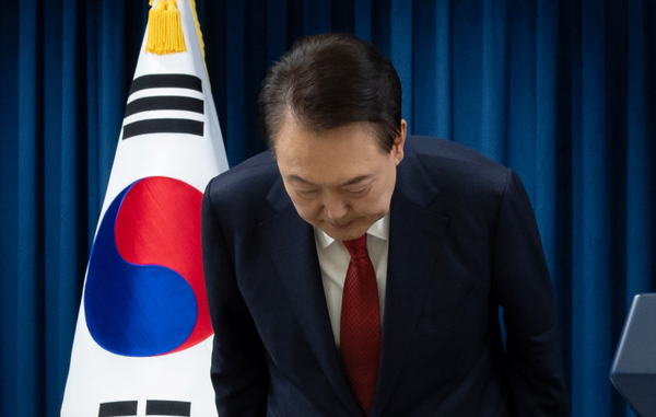 윤석열 대통령이 7일 서울 용산 대통령실 청사에서 대국민 담화를 마치며 인사하고 있다. [대통령실]