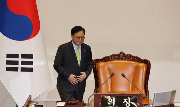 우원식 국회의장이 7일 오후 국회에서 열린 본회의에 입장하고 있다 이날 본회의는 윤 대통령 탄핵소추안과 김건희 여사 특검법을 표결할 예정이다. [연합뉴스]