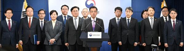 최상목 부총리 겸 기획재정부 장관이 8일 오후 정부서울청사에서 관계부처 합동 성명문 ‘국민께 드리는 말씀’을 낭독하고 있다. [기획재정부]