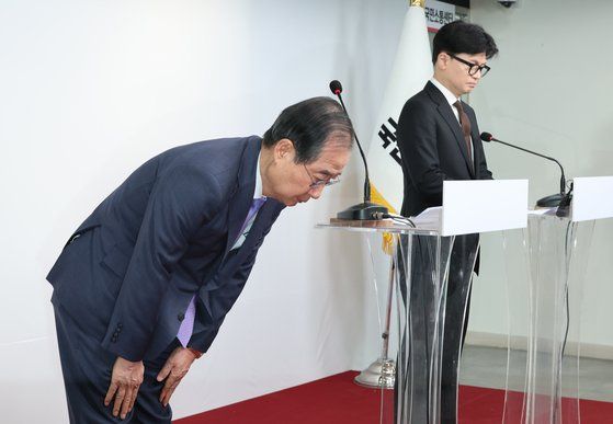 한덕수 국무총리가 8일 오전 서울 여의도 국민의힘 당사에서 열린 국정 수습 방안에 대한 한동훈 대표와의 공동 담화문 발표에서 허리 숙여 사과 인사를 하고 있다. [연합뉴스]