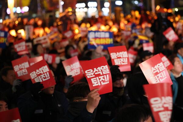일 오후 울산 남구 삼산동 롯데백화점 울산점 광장에서 비상계엄령 선포와 관련해 정권 퇴진을 요구하는 집회가 열리고 있다. [연합뉴스]