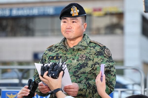 제707특수임무단장 김현태 대령이 9일 오전 서울 용산 대통령실 앞에서 기자회견을 열고 발언하며 눈시울을 붉히고 있다. 제707특수임무단은 지난 3일 밤 비상계엄 사태 당시 국회 진입을 위해 투입됐다. [연합뉴스]