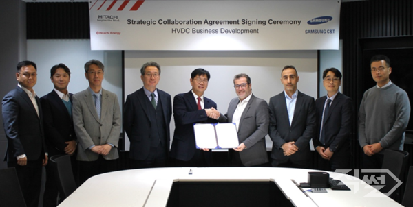  (왼쪽에서 다섯 번째)삼성물산 김성준 P&G영업팀장(부사장)과 (오른쪽에서 네 번째)히타치 에너지 알몽드 피네다 영업총괄 등 양사 주요 관계자들이 최근 서울시 강남구 삼성동 히타치 에너지 코리아 본사에서 진행된 협약식에서 기념사진을 촬영하고 있다 [삼성물산]&nbsp;