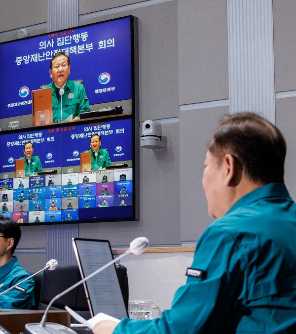 26일 오전 이상민 행정안전부 장관이 서울 종로구 정부서울청사에서 열린 중앙재난안전대책본부 회의에 참석해&nbsp;전공의&nbsp;복귀 시한을 발표하고 있다. [연합뉴스]