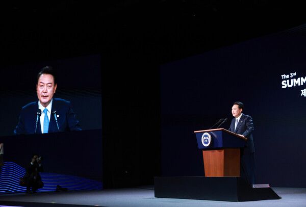 윤석열 대통령이 18일 서울 신라호텔에서 열린 제3차 민주주의 정상회의 장관급 회의 개회식에서 환영사를 하고 있다.[연합뉴스]