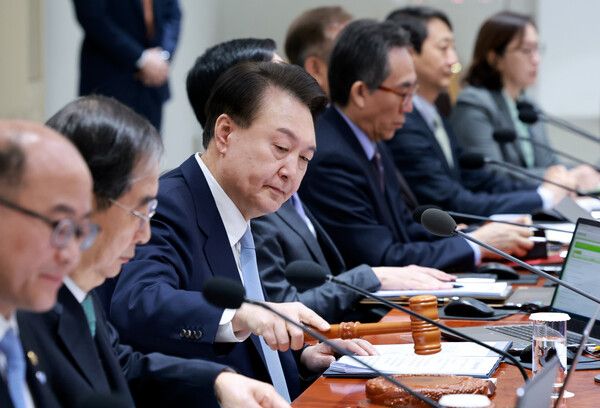 윤석열 대통령이 26일 서울 용산 대통령실 청사에서 열린 국무회의를 시작하며 의사봉을 두드리고 있다. [연합뉴스]