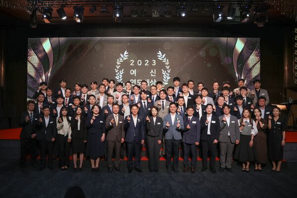 이석용 은행장(사진 맨앞줄 왼쪽 7번째)이 26일 서울 중구 소재 반얀트리 클럽 앤 스파에서 열린 ‘2023 NH농협은행 여신연도대상’시상식에서 수상자들과 기념촬영을 하고 있다. [NH농협은행]