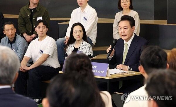 윤석열 대통령이 14일 서울 중구 서울고용복지플러스센터에서 열린 스물다섯번째 '국민과 함께하는 민생토론회'에서 모두발언하고 있다. [연합뉴스/대통령실통신사진기자단]