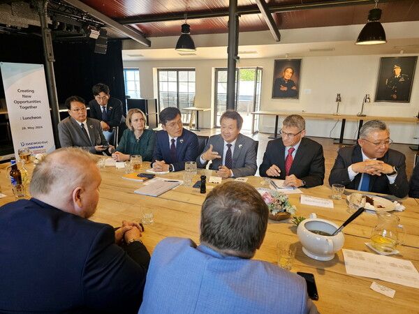 대우건설 백정완 사장이 28일 두코바니 지역인사들과 면담을 진행하고 있다. [대우건설]