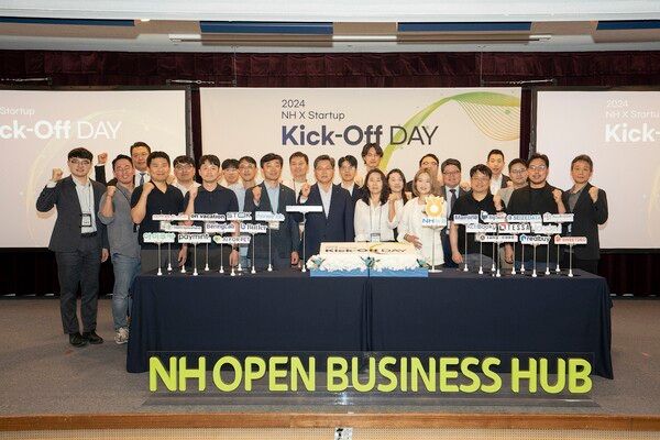 29일 서울창업허브에서 정재호 농협은행 디지털전략사업부문 부행장(사진 가운데)과 스타트업, 투자사, 관계사 임직원들이 행사를 갖고 기념촬영을 하고 있다. [NH농협은행]