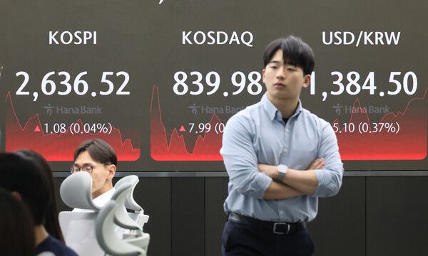 31일 오후 서울 중구 하나은행 본점 딜링룸 모습 [연합뉴스]