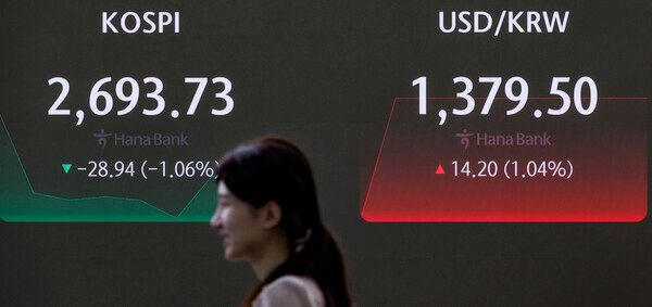 10일 오전 서울 중구 하나은행 본점 딜링룸 모습 [연합뉴스]