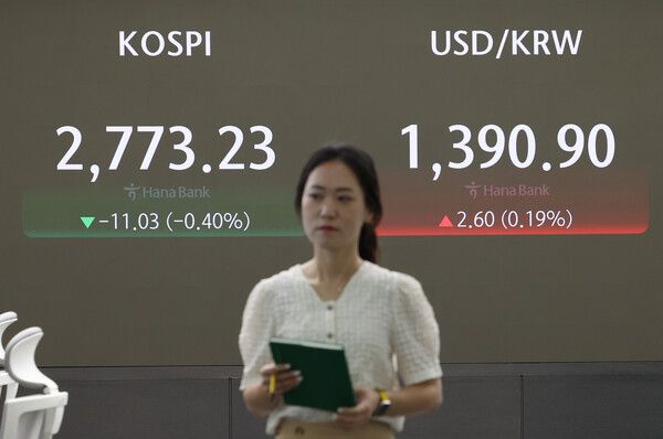 24일 오전 서울 중구 하나은행 딜링룸&nbsp;모습 [연합뉴스]