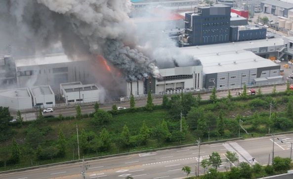 화성 일차전지 제조 공장서 치솟는 연기 [연합뉴스]