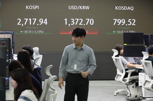 2일 오전 서울 중구 하나은행 본점 딜링룸 모습 [연합뉴스]