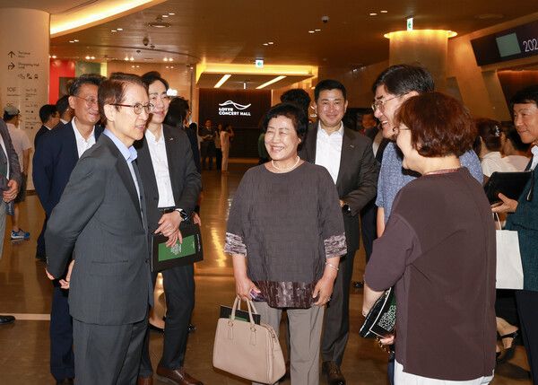 신창재 교보생명 대표이사 겸 이사회 의장(왼쪽)이 지난 7일 교보생명 창립 66주년을 맞아 서울 송파구 롯데콘서트홀에서 열린 '2024 교보 노블리에 콘서트'에서 설계사 및 우수 고객들과 담소를 나누고 있다. [교보생명]