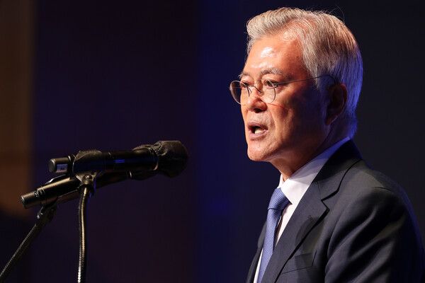 20일 오전 전남 영암군 호텔 현대 바이라한 목포 컨벤션홀에서 열린 '9·19 평양공동선언 6주년 전남 평화회의'에서 문재인 전 대통령이 발언하고 있다. [연합뉴스]