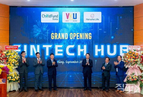 한화생명이 지난&nbsp;27일 베트남 다낭에 위치한 한베&nbsp;ICT&nbsp;대학교에서 ‘핀테크 허브’ 개소식 및 전공 개설 기념식을 개최했다.&nbsp;행사 관계자들이 기념 촬영을 하고 있다. [한화생명]