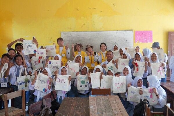 카카오뱅크 임직원들이 지난 8월 28일 인도네시아 한주앙 직업 전문학교에서 학생 및 교사들과 기념촬영을 하고 있다. [카카오뱅크]