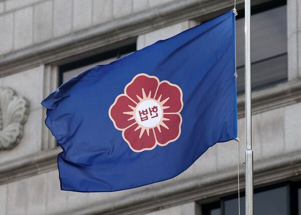 1일 서울 종로구 헌법재판소에서 깃발이 바람에 휘날리고 있다. [연합뉴스]