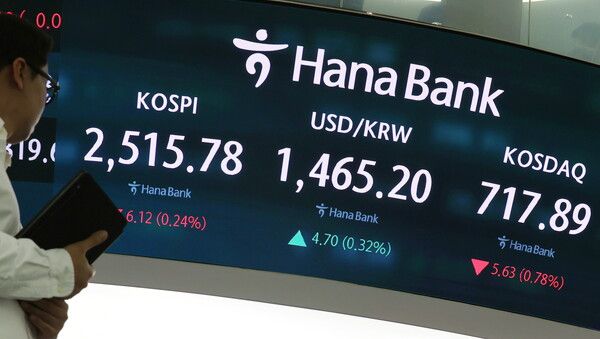 10일 오후 서울 중구 하나은행 딜링룸 모습 [연합뉴스]