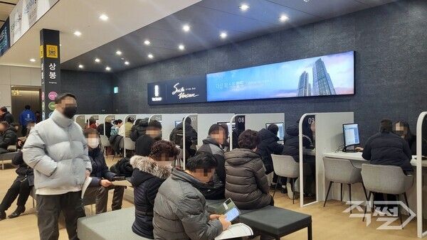 ‘더샵 퍼스트월드 서울’ 견본주택 내부 상담석 모습 [포스코이앤씨]