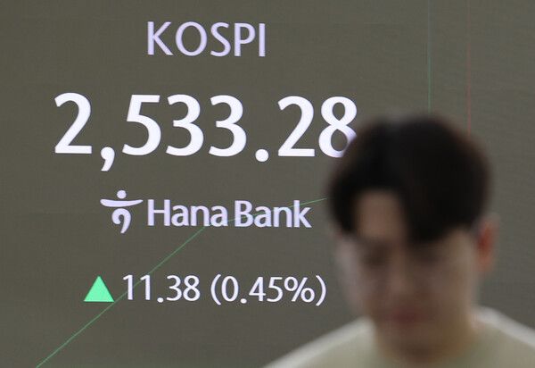 10일 오전 서울 중구 하나은행 딜링룸 모습 [연합뉴스]