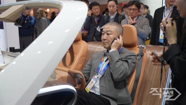 구자은&nbsp;LS&nbsp;회장이&nbsp;9일(현지시간)&nbsp;세계 최대 가전·정보기술(IT)&nbsp;전시회&nbsp;‘CES 2025’가 열리는 미국 라스베이거스 센트럴홀 내&nbsp;LG전자 전시관에서&nbsp;AI&nbsp;기반 콘셉트 차량에 탑승해 인캐빈 센싱 설루션을 체험하고 있다. [&nbsp;LS그룹]