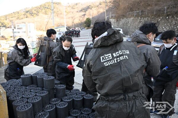 KCC건설이 올해에도&nbsp;12년째 계속해 온 연탄 나눔 행사를 진행하며 기업의 사회적 책임을 이어간다 [KCC건설]