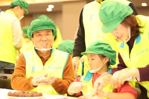 하나금융그룹은 지난 11일 민족 대명절인 설날을 맞이해 우리 주변의 어려운 이웃들에게 따뜻한 온기를 전하기 위한 『설맞이 전통 떡 나눔 봉사활동』을 실시했다. 이날 봉사활동에 참석한 함영주 회장(사진 왼쪽)이 직원 자녀와 함께 떡을 만들며 담소를 나누고 있다. [하나금융그룹]