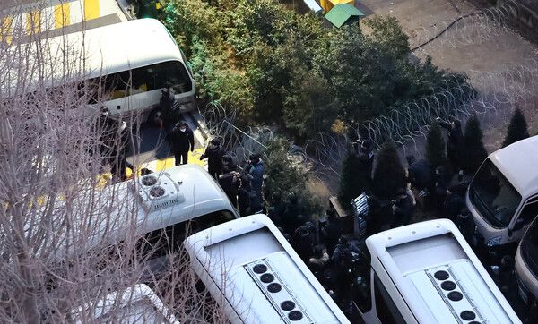 윤석열 대통령 2차 체포영장&nbsp;집행이 시작된 15일 서울 용산구 한남동 대통령 관저 초소에 고위공직자범죄수사처(공수처)와 경찰이 도착하고 있다.&nbsp; [연합뉴스]