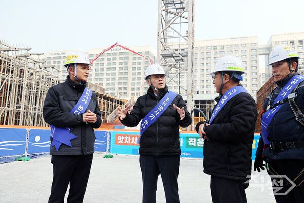 황상하 사장(왼쪽 두 번째)을 비롯한 SH공사 관계자들이 14일 ‘마곡 공공형 지식산업센터 및 건설형 도전숙 복합개발사업’ 건설 현장에서 설 명절 대비 공사 대금 조기 집행 등에 대해 논의하고 있다 [서울주택공사]