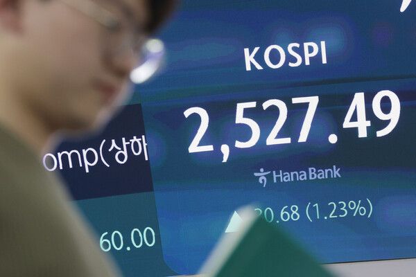 16일 오후 서울 중구 하나은행 본점 딜링룸 모습 [연합뉴스]