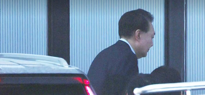 공수처는 이날&nbsp;오전 10시 33분 윤석열 대통령을 내란 우두머리(수괴) 혐의로 체포해 과처 공수처 청사로 압송했다. 사진은 윤 대통령이 공수처 청사로 들어가는 모습. [MBC 화면 캡처]