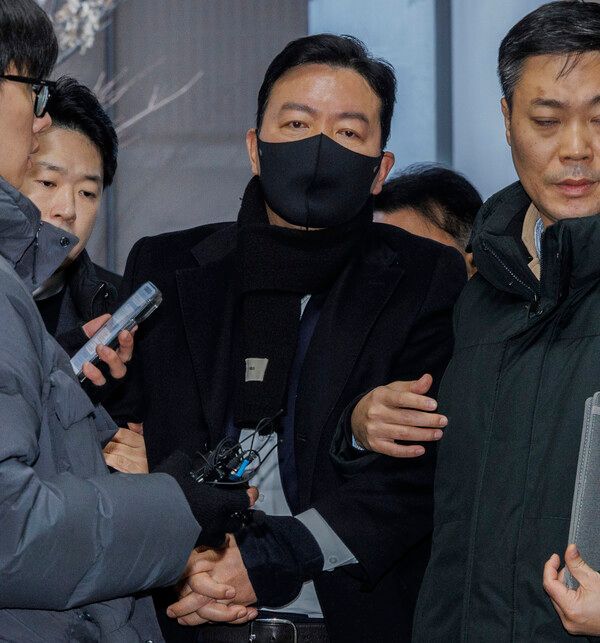 지난 3일 고위공직자범죄수사처와 경찰의 윤석열 대통령 체포영장 집행 시도를 저지한 혐의(특수공무집행방해)로 체포된 김성훈 대통령 경호처 차장이 18일 오전 경찰 국가수사본부 특별수사단(특수단)에서 2차 조사를 받기 위해 수사관들과 이동하고 있다. [연합뉴스]