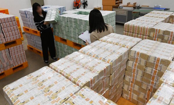 한국은행 경기본부 직원들이 지난14일 시중은행에 공급될 설 자금을 점검하고 있다. [연합뉴스]