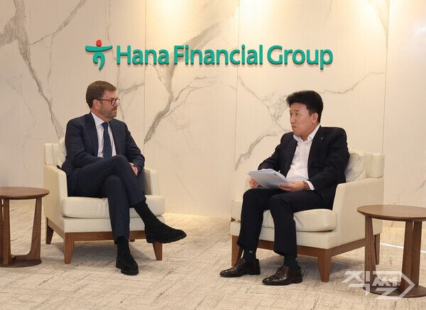 하나금융그룹은 지난 17일 서울시 중구 을지로 소재 하나금융그룹 명동 사옥에서 글로벌 최상위 사모펀드 운용사인 베인캐피탈(Bain Capital)과 최고경영자 미팅을 가졌다. 함영주 회장(사진 오른쪽)과 존 코노턴(John Connaughton) 베인캐피탈 글로벌 CEO(사진 왼쪽)가 국내 투자 확대 전략에 대한 의견을 나누고 있다. [하나금융그룹]