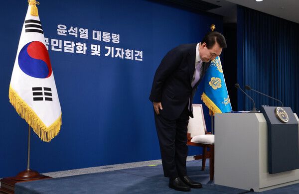윤석열 대통령이 7일 오전 서울 용산 대통령실 청사 브리핑실에서 열린 '대국민담화 및 기자회견'에서 국민들에게 사과하며 고개 숙여 인사하고 있다. [연합뉴스]