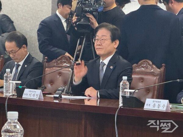 이재명 더불어민주당 대표가 20일 서울 중고 은행연합회관에서 열린 '민생 경제 회복을 위한 더불어민주당-은행권 현장간담회'에서 모두 발언을 준비하고 있다. [직썰]