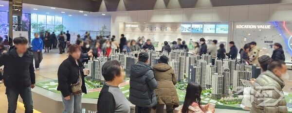 21일 1순위 청약을 앞둔 더샵 라비온드 견본주택에 방문객들의 발길이 끊이질 않고 있다. [포스코이앤씨]