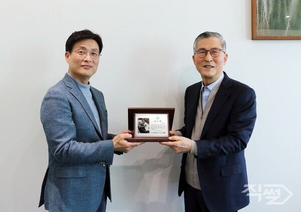 (왼쪽부터)조완석 금호건설 대표이사, 권택명 한국펄벅재단 상임이사 지난 17일 후원20주년 감사패를 전달하고 기념사진을 촬영하고 있다 [금호건설]