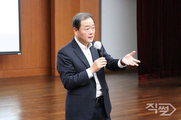 빈중일 KB캐피탈 대표이사가&nbsp;지난&nbsp;17일&nbsp;열린&nbsp;2025년&nbsp;KB캐피탈&nbsp;경영전략회의에서 올해&nbsp;경영전략에&nbsp;대해&nbsp;말하고&nbsp;있다 [KB캐피탈]&nbsp;