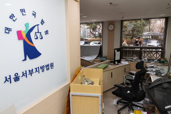 윤석열 대통령이 내란 우두머리 혐의로 구속되자 일부 윤 대통령 지지자들이 서울서부지방법원 내부로 난입해 불법폭력사태를 일으킨 19일 오후 서부지법 내부가 파손돼 있다.